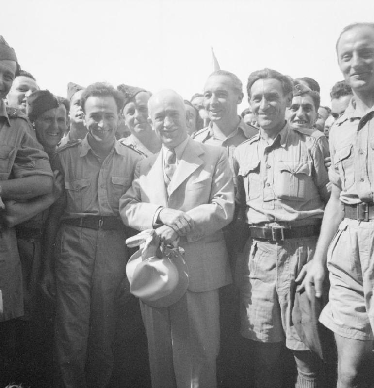 Edvard Beneš bei tschechoslowakischen Soldaten im britischen Exil während des Zweiten Weltkriegs.