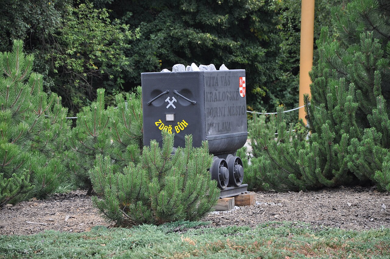 Ein Grubenwagen als Bergbaudenkmal in Iglau, aufgenommen 2013. Er erinnert im heutigen Stadtbild an die bergmännische Vergangenheit.