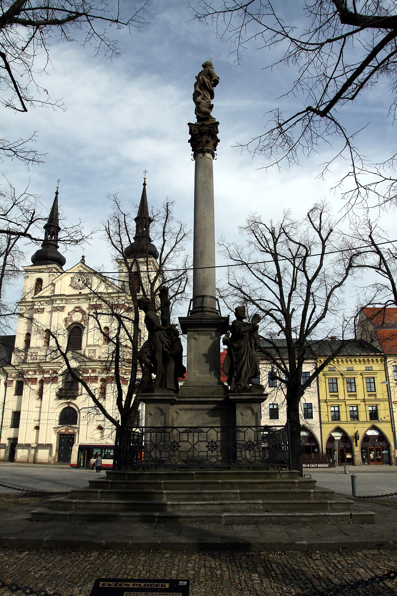 Die Mariensäule auf dem Iglauer Hauptplatz, aufgenommen 2014. Sie verbindet die Erinnerung an die Pest mit dem Glauben und der Bitte um Schutz.