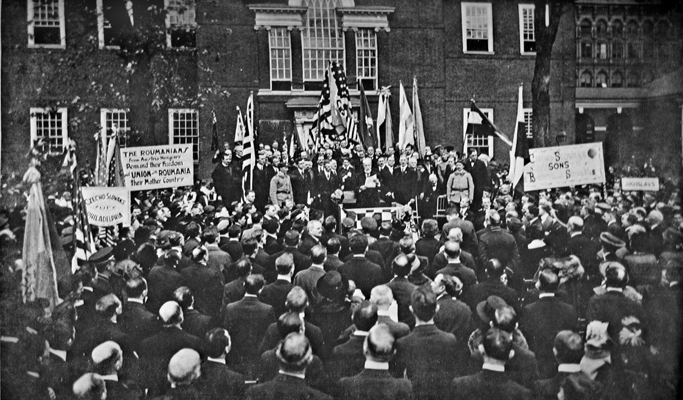 Tomáš Garrigue Masaryk bei der Verlesung der „Erklärung gemeinsamer Ziele“ vor der Independence Hall in Philadelphia am 26. Oktober 1918.
