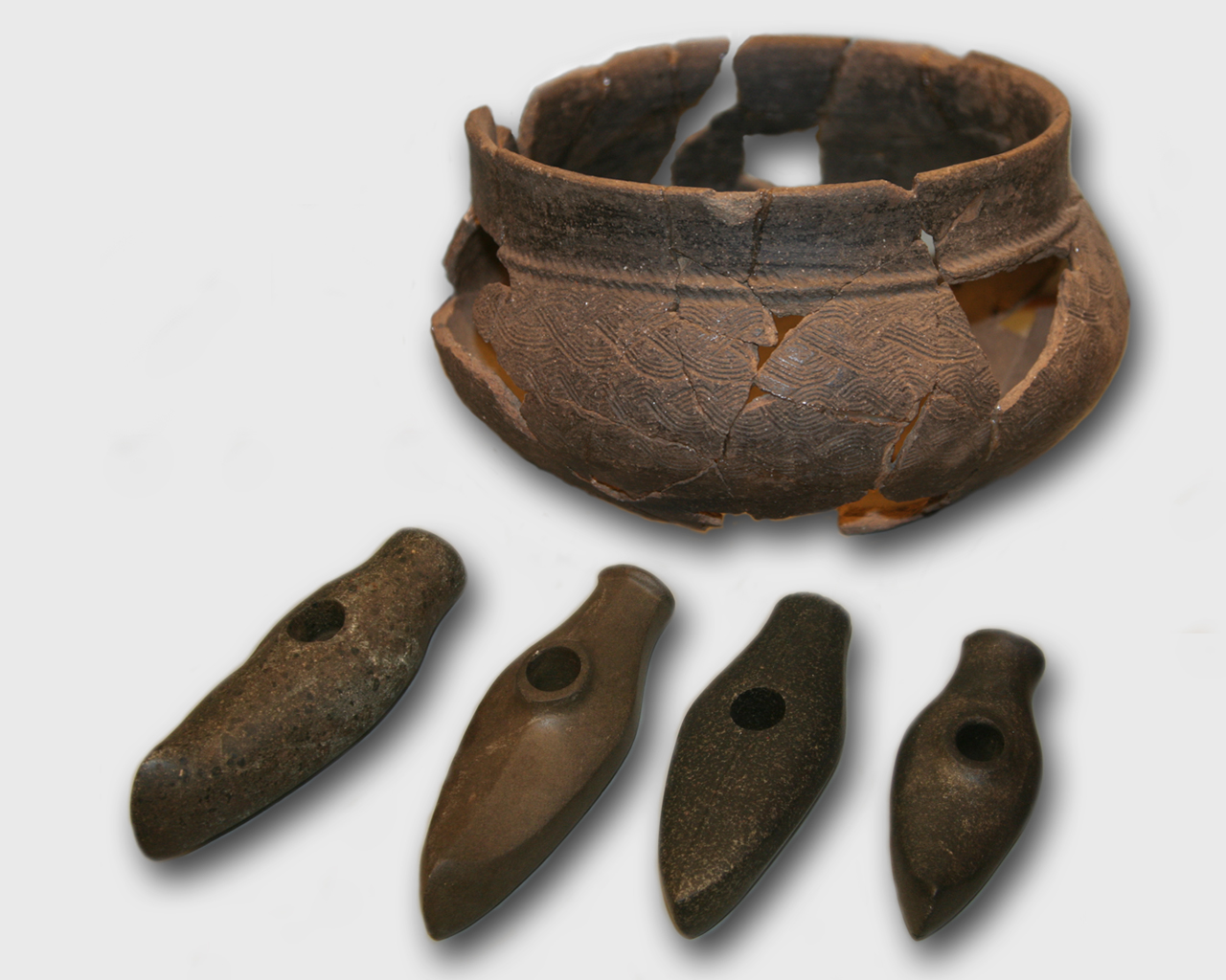 Schnurkeramik: Gefäß und Steinäxte im Estnischen Historischen Museum. Vergleichsfunde, keine Funde aus Iglau.
